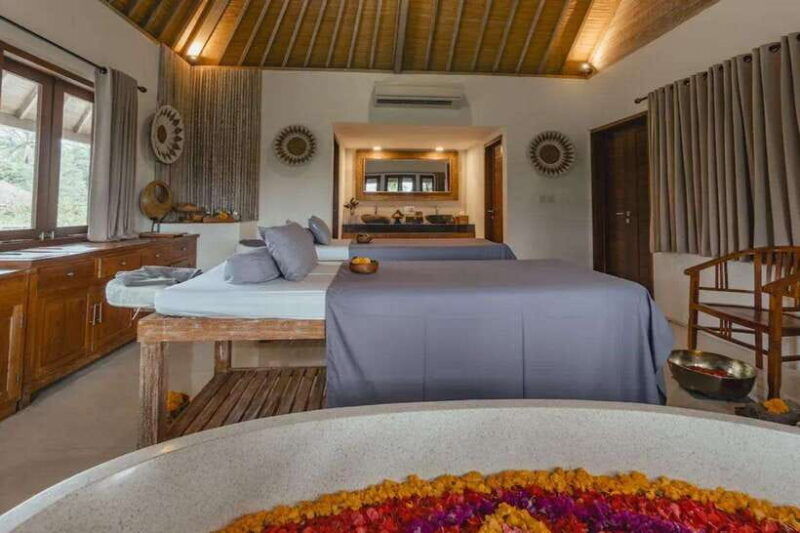 ubud-spa-flower-bath-experience-at-svaha-spa-dedary
