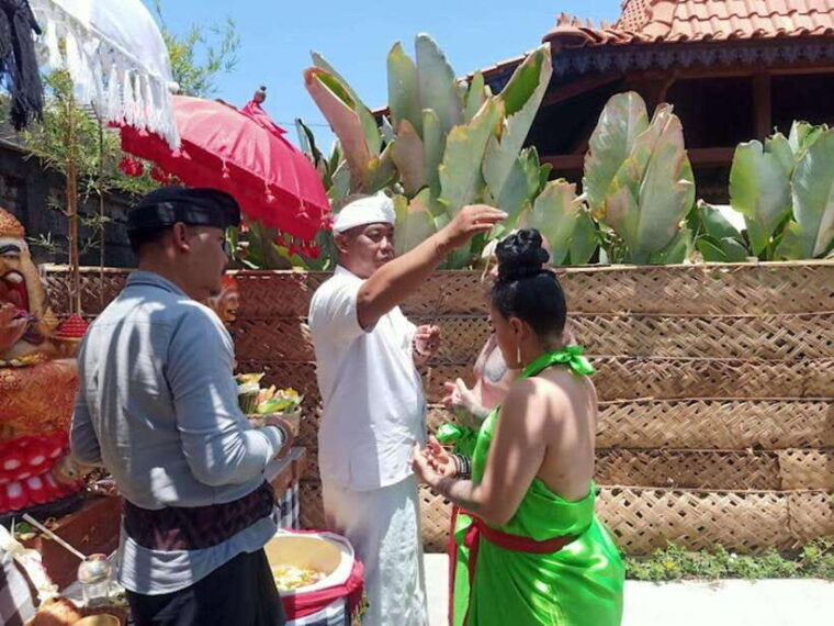 ubud-spiritual-cleansing-palm-reading-trauma-healing