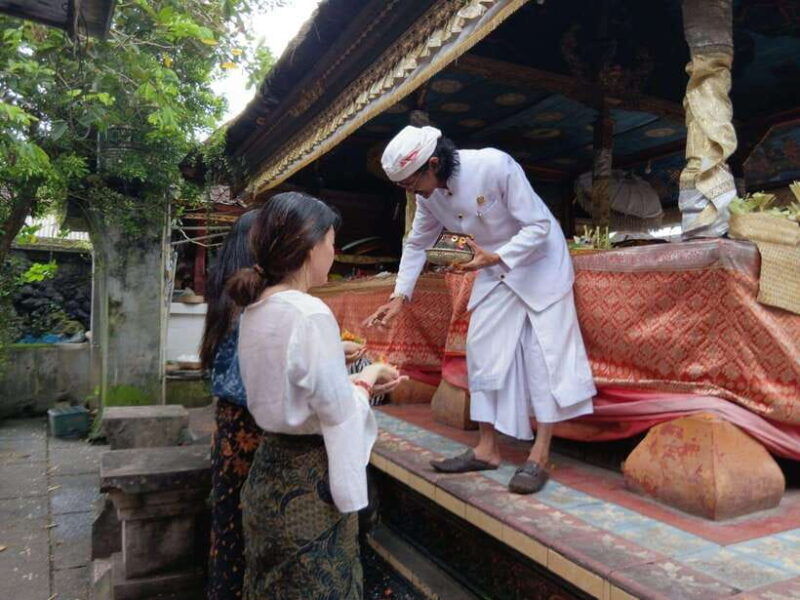 ubud-spiritual-experience-balinese-astrology-and-blessing