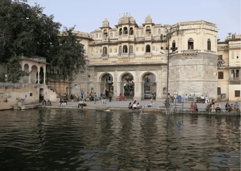 Udaipur: Guided Walking Tour of Ghats with Boat Ride - Key Points