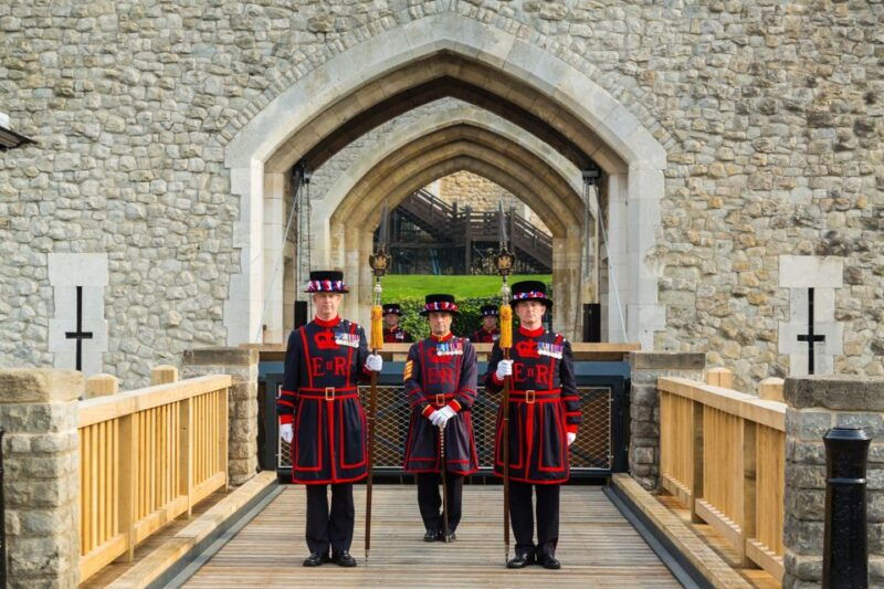 ultimate-tower-of-london-beefeater-welcome-crown-jewels