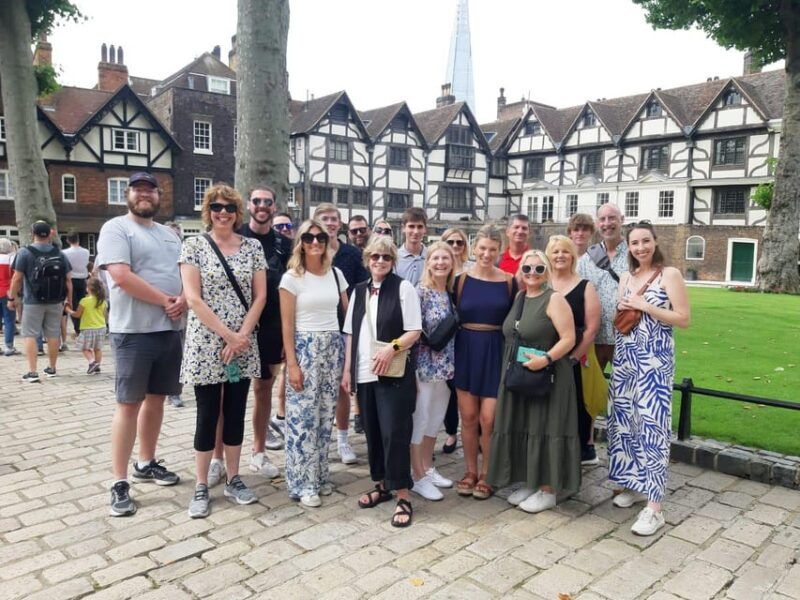 ultimate-tower-of-london-beefeater-welcome-crown-jewels