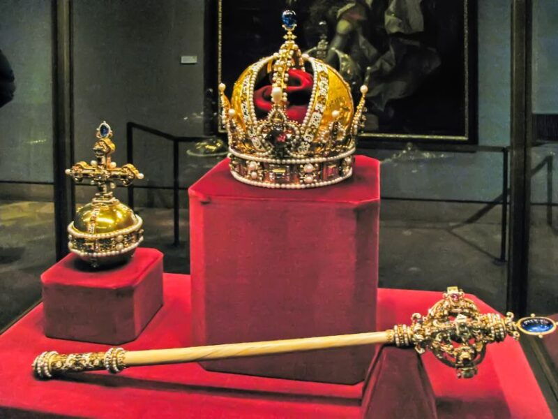 ultimate-tower-of-london-beefeater-welcome-crown-jewels