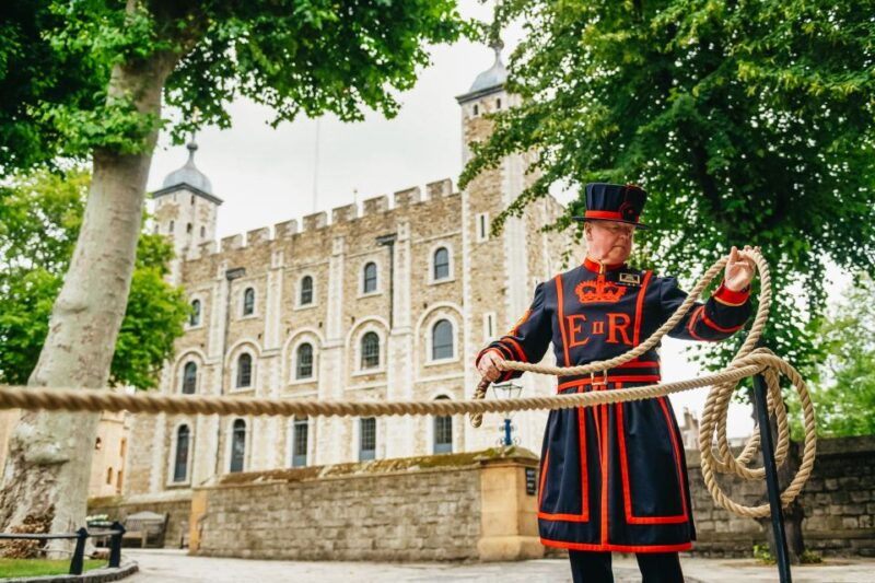 ultimate-tower-of-london-beefeater-welcome-crown-jewels