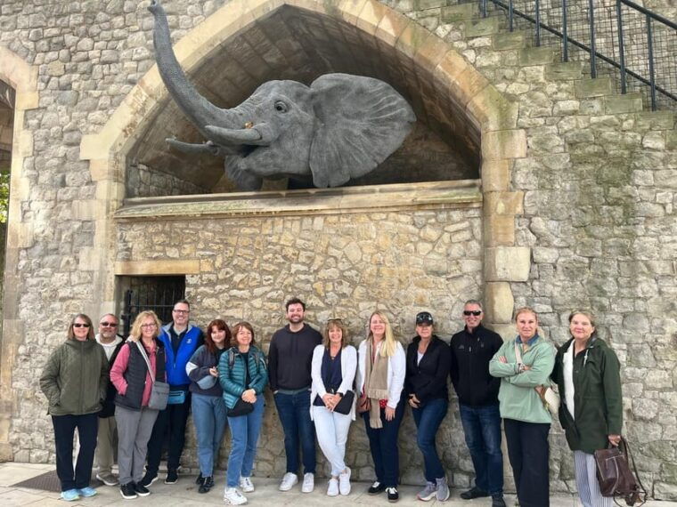 ultimate-tower-of-london-beefeater-welcome-crown-jewels