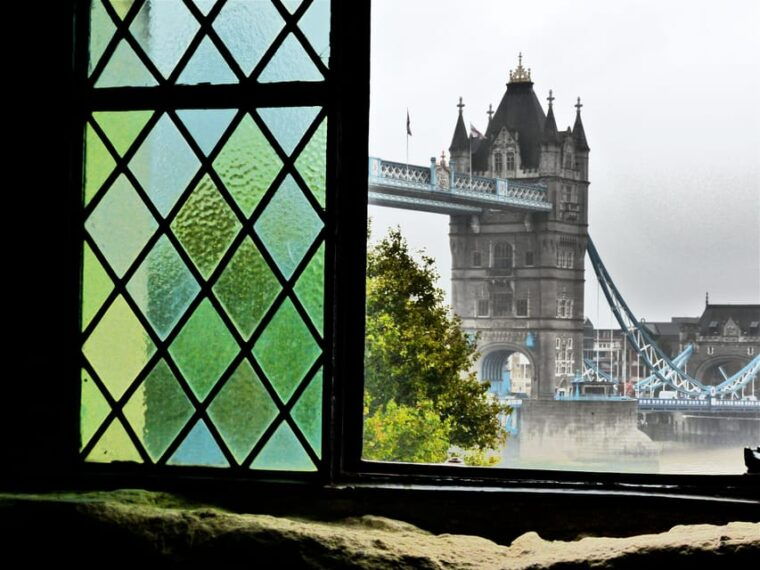 ultimate-tower-of-london-beefeater-welcome-crown-jewels