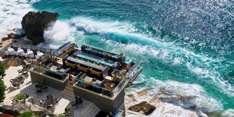 uluwatu-beach-club-and-cliffside-private-bar-hopping-tour
