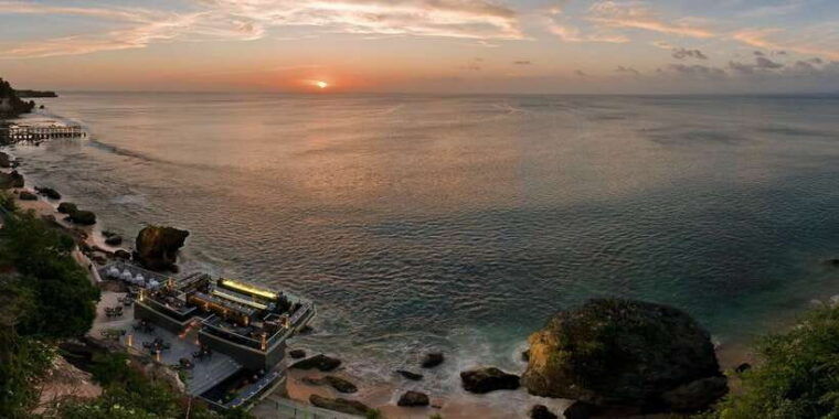 uluwatu-beach-club-and-cliffside-private-bar-hopping-tour