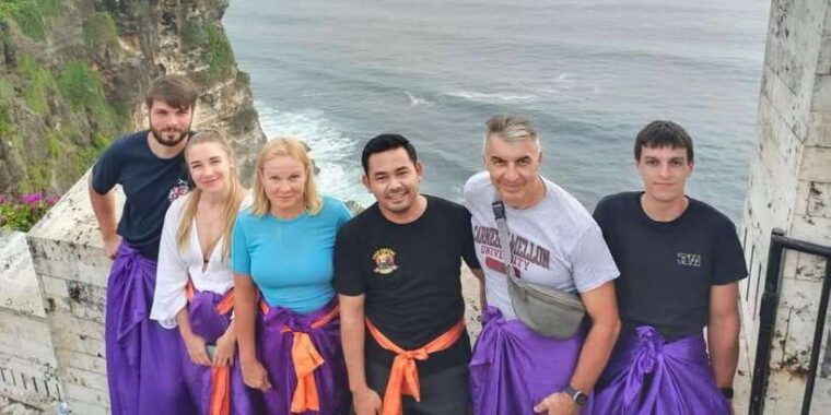 uluwatu-best-sunset-at-temple-jimbaran-seafood-dinner