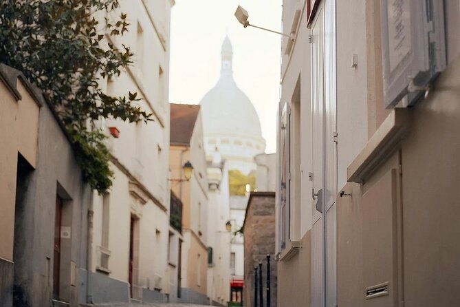 undercover-montmartre-led-by-locals-dine-at-secluded-brasserie