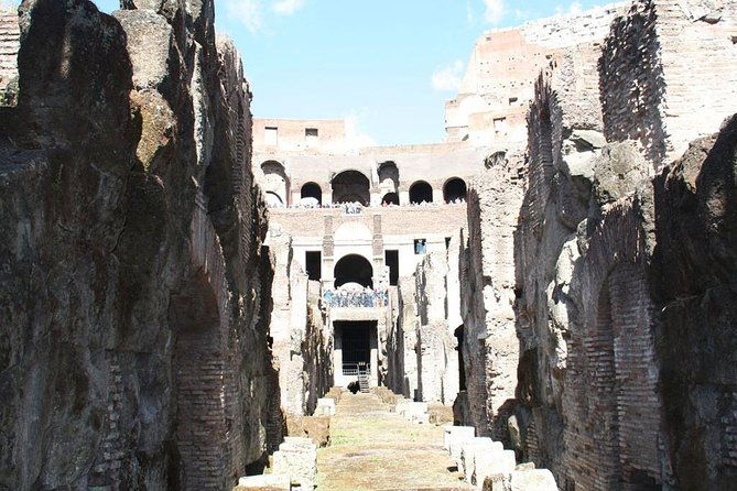undergrounds-areas-colosseum-and-roman-forum-small-group-tour