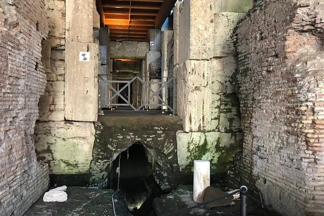 undergrounds-areas-colosseum-and-roman-forum-small-group-tour