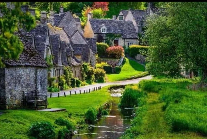"Unforgettable Cotswolds Villages & Windsor Day Tour - Exploring Windsor: A Royal Start