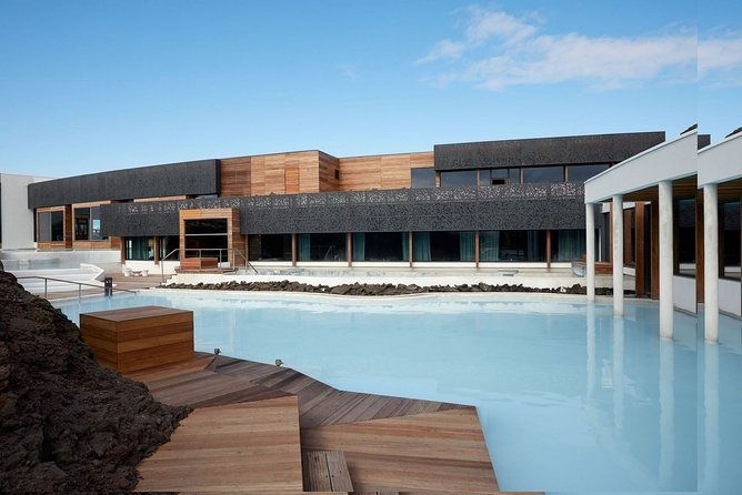 unique-bathing-in-an-icelandic-hot-springs-at-the-blue-lagoon-2