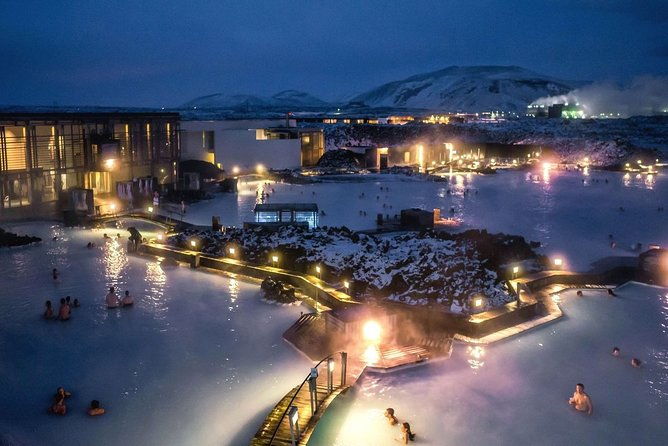 unique-bathing-in-an-icelandic-hot-springs-at-the-blue-lagoon-2