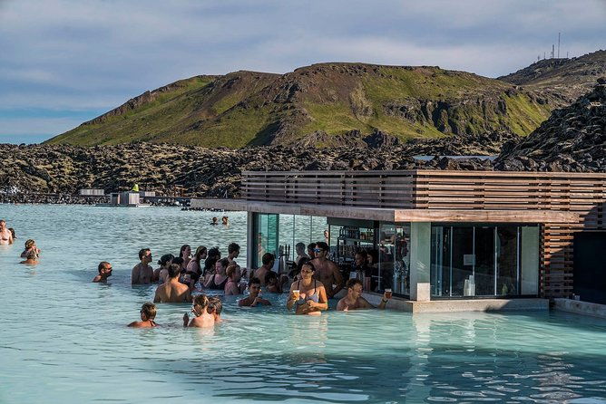 unique-bathing-in-an-icelandic-hot-springs-at-the-blue-lagoon-2