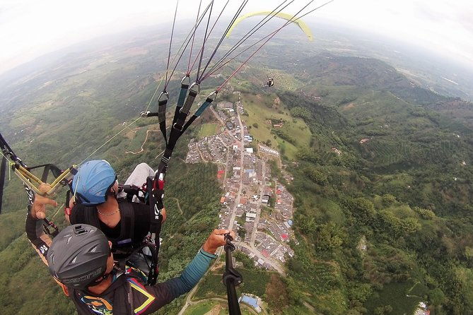 unique-experience-flying-paragliding