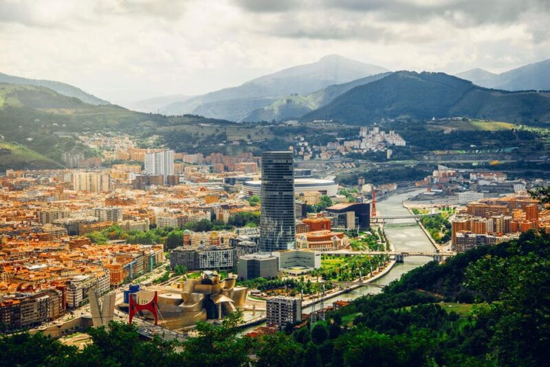 unique-landmarks-of-bilbao-walking-tour-for-couples-2