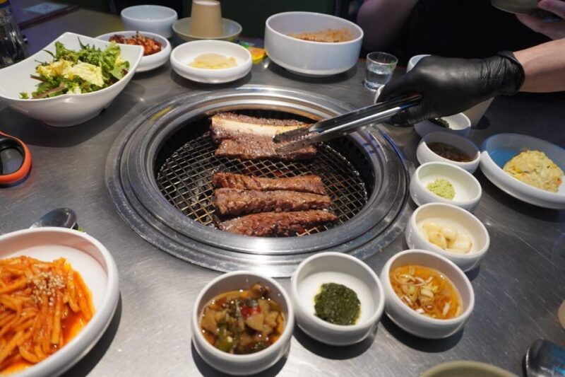 unique-native-experience-han-river-picnic-board-game-bbq