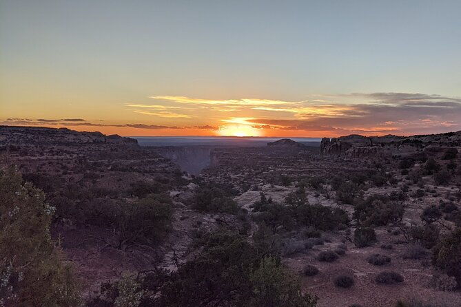 unique-secluded-sunset-in-moab-canyonlands-by-4x4-hike