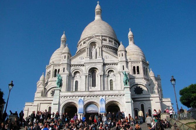 unusual-walking-tour-of-montmartre-and-local-wine-tasting-2h