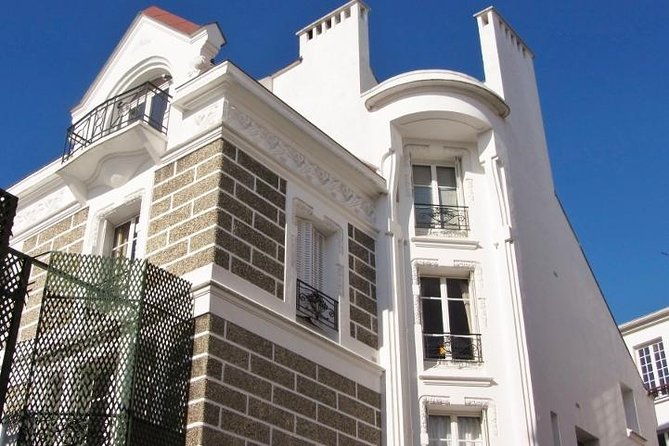 unusual-walking-tour-of-montmartre-and-local-wine-tasting-2h