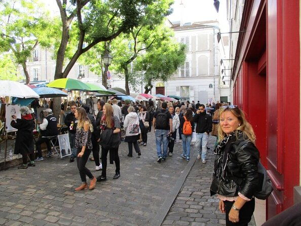 unusual-walking-tour-of-montmartre-and-local-wine-tasting-2h