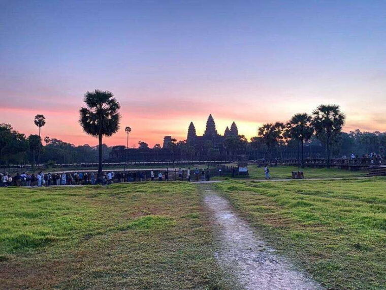 unveiling-private-tour-angkor-wat-sunrise-bayon-ta-prohm