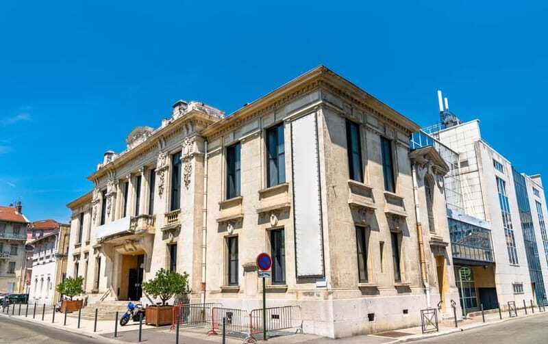 Valence: Express Walk with a Local in 60 minutes - Meet Your Guide  