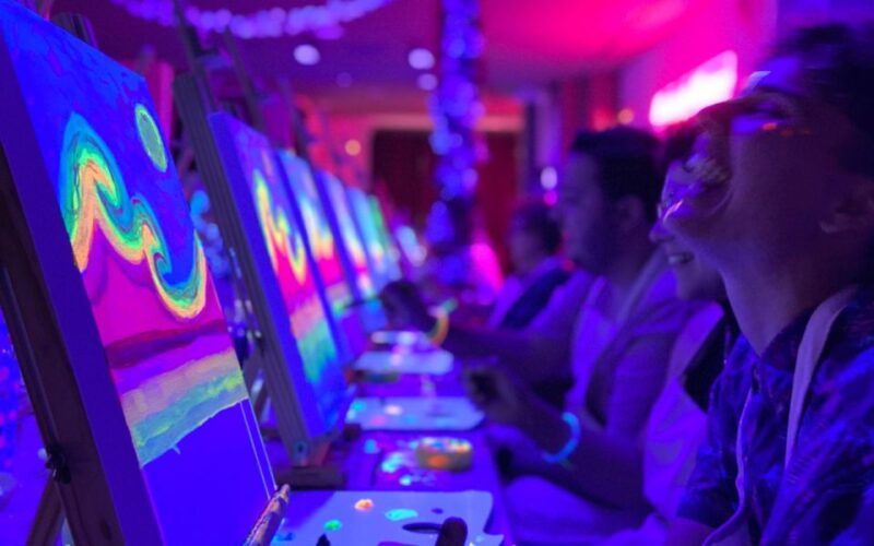 valencia-fluorescent-painting-workshop-and-wine