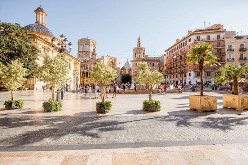 valencia-historic-center-audio-guided-tour-with-earphones