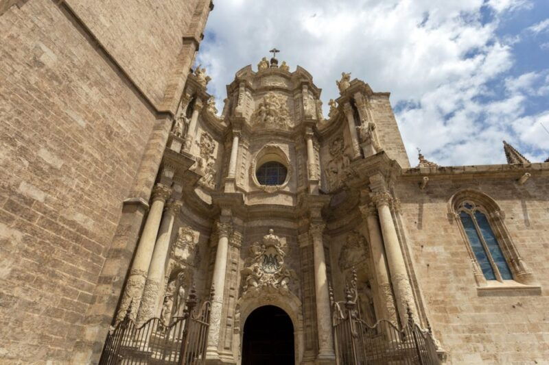 valencia-historic-center-audio-guided-tour-with-earphones