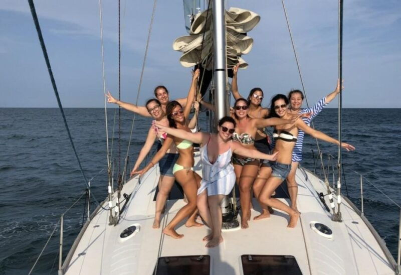 valencia-sunset-trip-in-a-sailboat-with-drinks-included