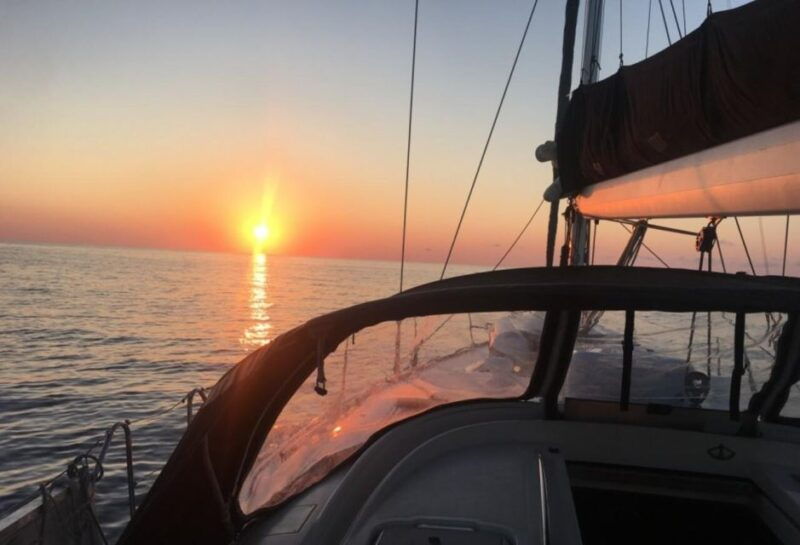 valencia-sunset-trip-in-a-sailboat-with-drinks-included