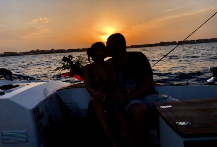 valencia-sunset-trip-in-a-sailboat-with-drinks-included