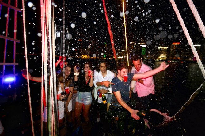 valentines-day-romantic-miami-boat-cruise-with-champagne