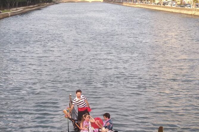 valentines-day-waikiki-gondola-cruise-with-drinks-pastries