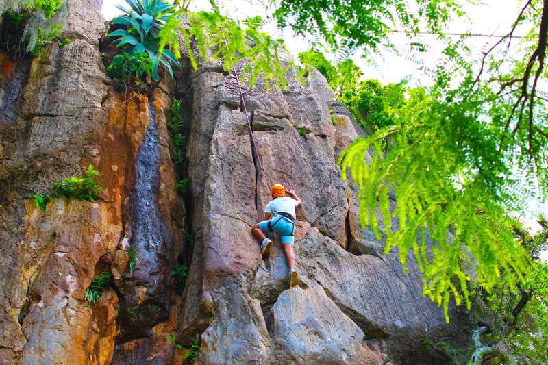 valle-de-bravo-rappel-over-a-viewpoint