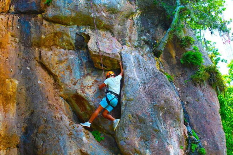 valle-de-bravo-rappel-over-a-viewpoint