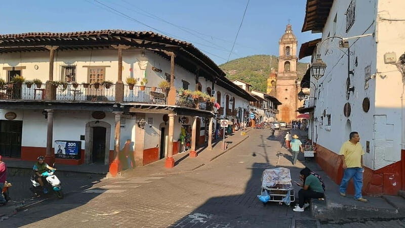 Valle de Bravo Tour: Walk in Magical Town and Ride a Jet Ski - Exploring Valle de Bravo: A Town of Natural Beauty and Colonial Charm