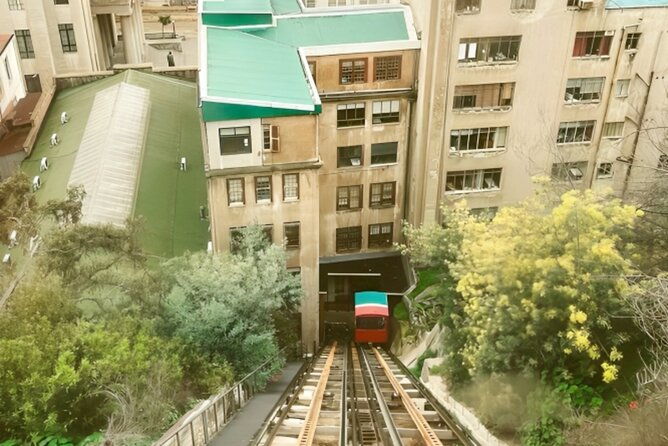 valparaiso-highlights-walking-tour-with-a-guide