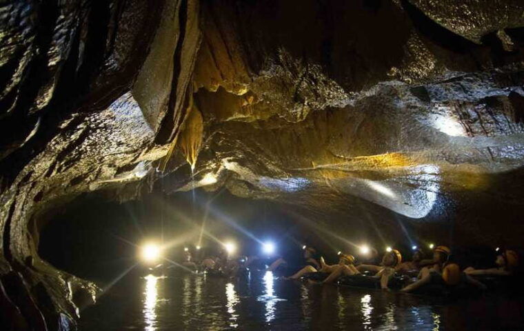 vang-vieng-tham-nangfar-and-tham-nam-day-tour-with-kayaking