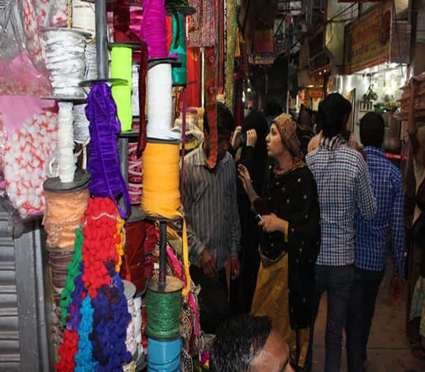 Varanasi: Private Evening Handicraft Market Tour with Dinner - Key Points