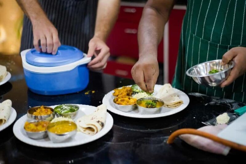 Varanasi: Traditional Indian Cooking Class with Dinner - Key Points