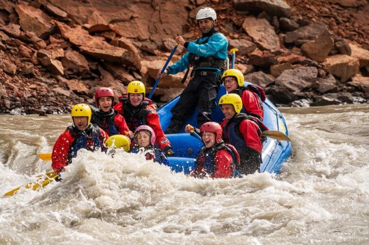 varmahlid-guided-family-rafting-trip