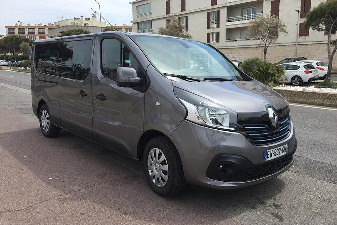 vehicle-with-driver-in-provence