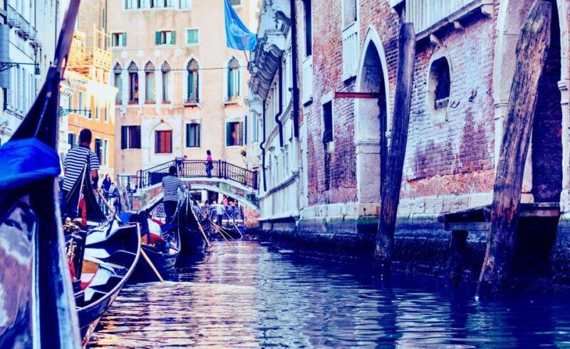 venice-30-minute-gondola-ride-on-grand-canal-with-serenade