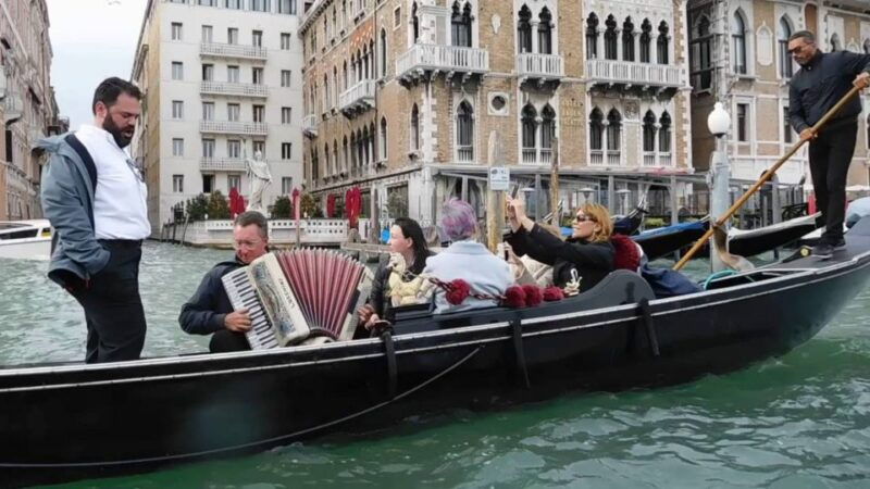venice-30-minute-gondola-ride-on-grand-canal-with-serenade
