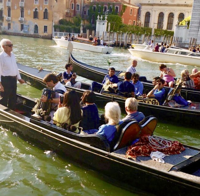 venice-30-minute-gondola-ride-on-grand-canal-with-serenade