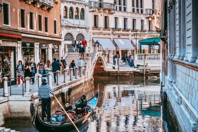 venice-30-minute-gondola-ride-on-grand-canal-with-serenade
